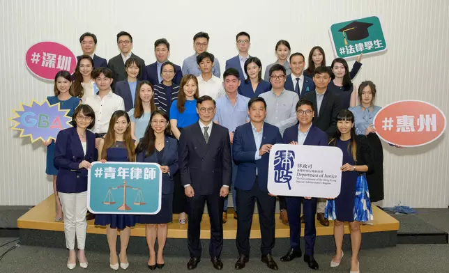 張國鈞經常帶領年青律師及法律學生北上。(政府新聞處圖片)