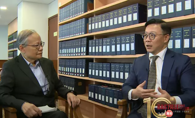 律政司副司長張國钧(右)與《巴士的報》社長黎廷瑤