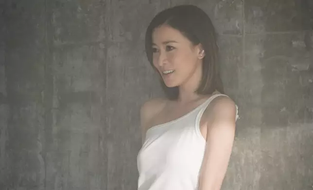 翻查資料，阿佘主唱的《前排位置》最高打入新城勁爆榜第5位，這首歌是阿佘的首支單曲，於去年12月推出，紀念自己入行25年。