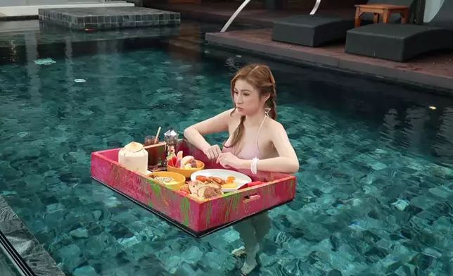 私人泳池可以歎floating breakfast。