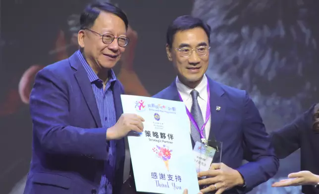 香港特別行政區政府政務司司長陳國基（左）向香港賽馬會主席利子厚（右）頒發「策略夥
   伴大奬」證書及奬盃，感謝馬會對「共創明『Teen』計劃」的支持。