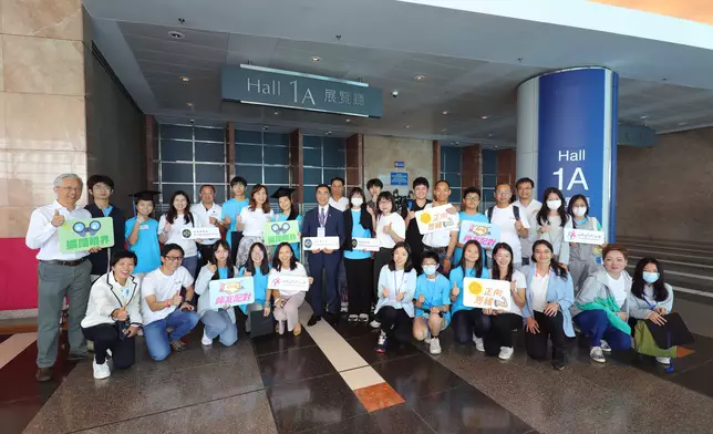 香港賽馬會主席利子厚（中）與馬會友師以及他們的學員在「共創明『Teen』計劃」畢業典 禮上合照。