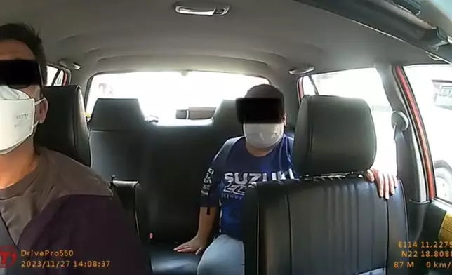 有疑似智障男童搭「霸王的」。（FB影片截圖）