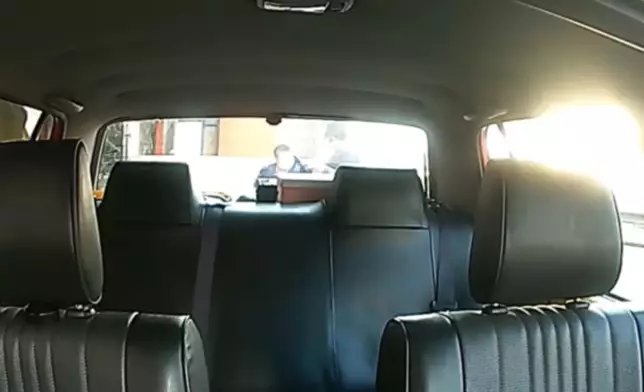 二人在馬路旁發生拉扯，男童大聲呼叫救命。（FB影片截圖）