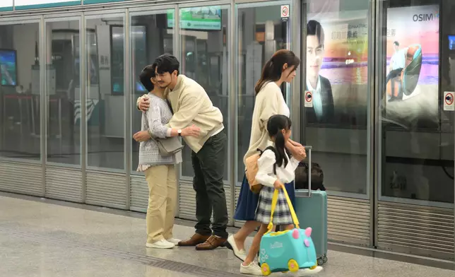 馮素波與栢天男在片中飾演母子，劇情講及栢天男離港在即，眾人在香港站告別。