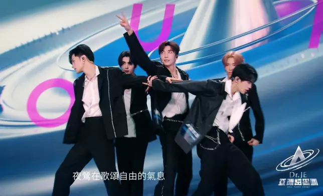 頂破天花板型格演出。