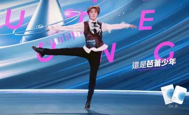 方玉亨大晒功架，原地自轉15個圈，勁到爆。