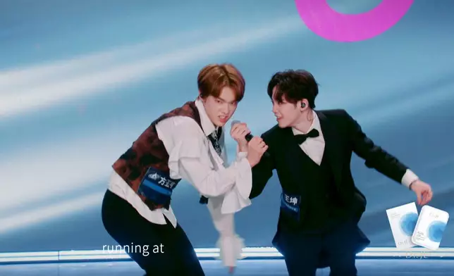 佢同王坤爭咪演出都好精彩。