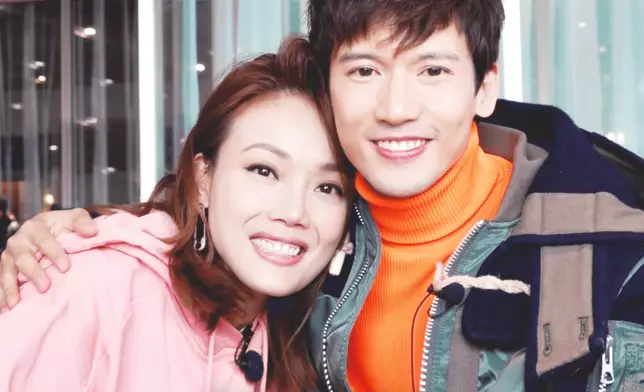 好友容祖兒以心碎的符號留言表示：「好彩仍然靚仔」。