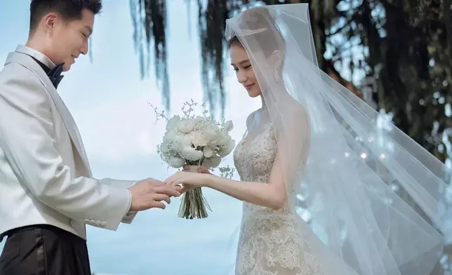 何超蓮與內地影星竇驍今年4月在峇里舉行世紀婚禮，不時傳出婚變傳聞。