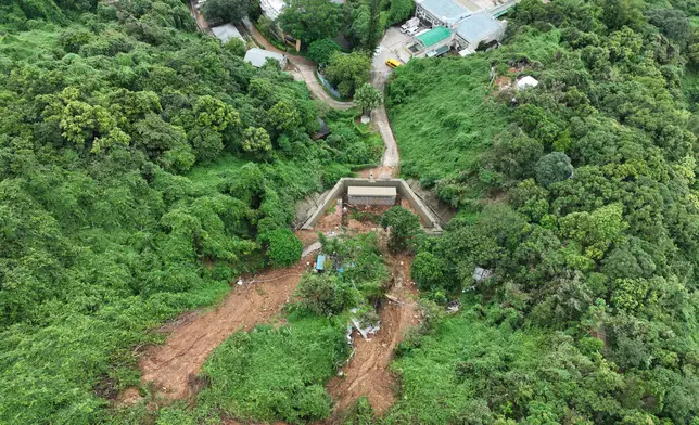 天然山坡用攔截方法，圖為大埔松嶺泥石壩，這次黑雨成功發揮作用。(土力工程處提供)