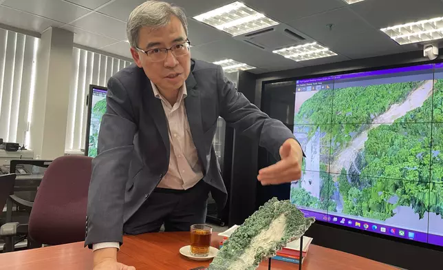 土力工程處處長張偉文解釋耀東村附近山坡山泥傾瀉。