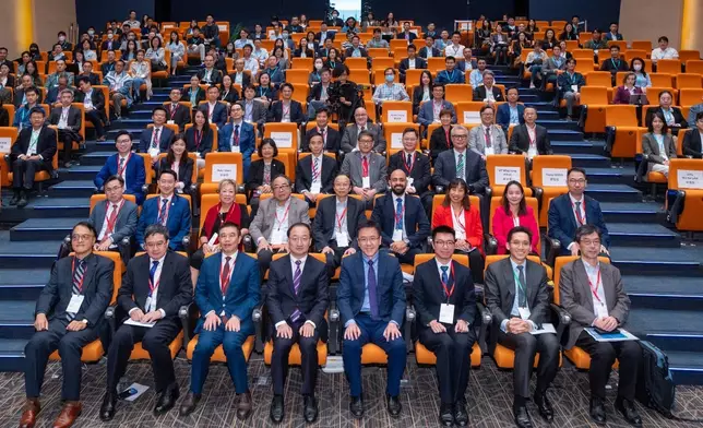 創新科技及工業局局長孫東（前排右四）出席 青年科學家峰會（青年科學家峰會圖片）