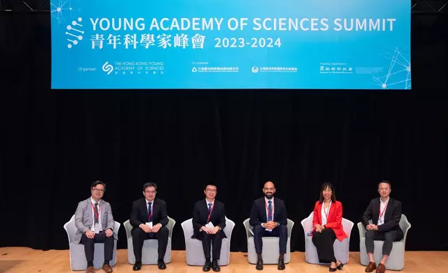 香港青年科學院院長岑浩璋（左三）（青年科學家峰會圖片）