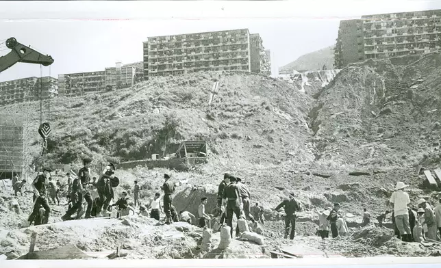 觀塘翠屏道山泥傾瀉毁滅整個臨屋區，死傷慘重。(圖片來源:星島日報)