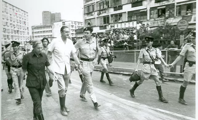 1976年秀茂坪再發生山泥傾瀉，時任港督麥理浩到現場，後聘請國際專家來港視察，成立土力工程處。(圖片來源:星島日報)