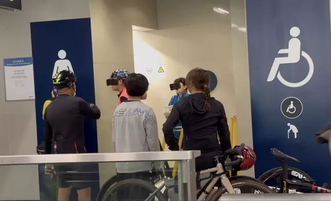 有單車女投訴如廁其間，突然被清潔工人爆門。（FB影片截圖）