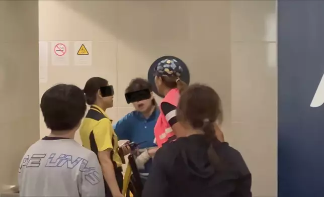 雙方僵持不下，港鐵派員增援。（FB影片截圖）