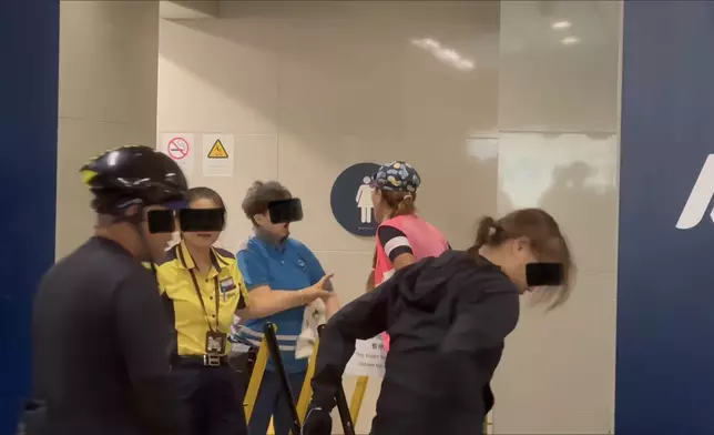 同行男友人指清潔女工撞到單車女，要求對方出來道歉，否則報警。（FB影片截圖）