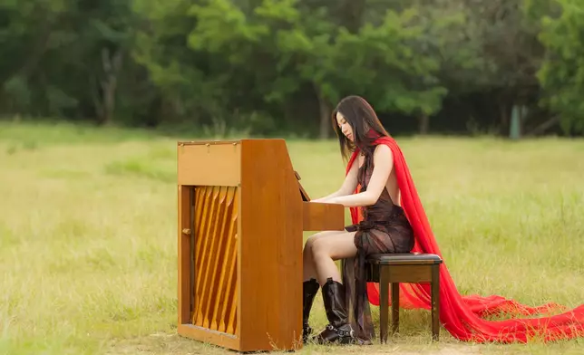 Jasmine在MV中大騷琴技。