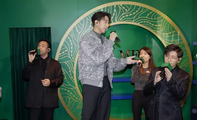 Jay Fung與著名無伴奏合唱組合SENZA A Cappella合唱兩首經典聖誕歌。
