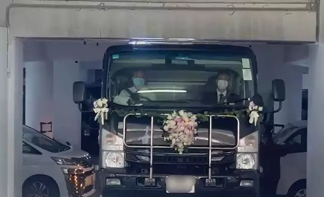 劉德華跟隨靈車前往火葬場。（本網記者攝）