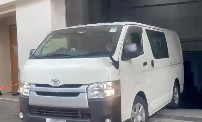 妻女及其他親友則乘坐七人緊隨。（本網記者攝）