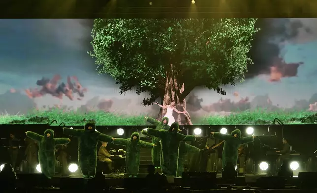 楊千嬅今年啟動《MY TREE OF LIVE世界巡迴演唱會》。