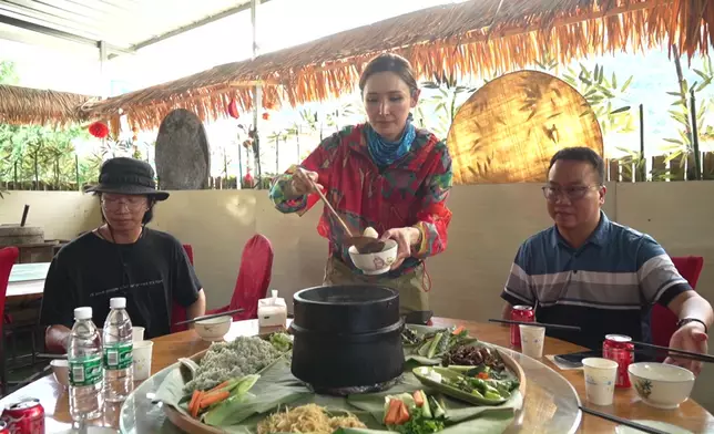 體驗門巴族生活兼大歎門巴農家菜，貝兒食到舔舔脷。