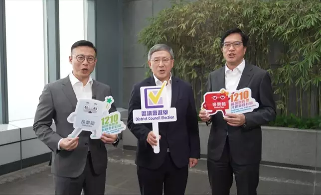 政務司副司長卓永興(中)、財政司副司長黃偉綸(右)、律政司副司長張國鈞(左)，齊聲呼籲選民12月10日投票。卓永興FB短片截圖