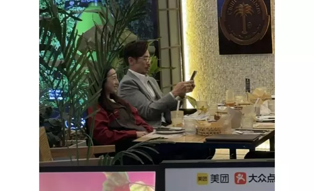 其實明星都是人，有老花亦不奇