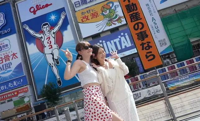Shirley帶領Asha遊覽「遊客必到」的大阪著名景點。