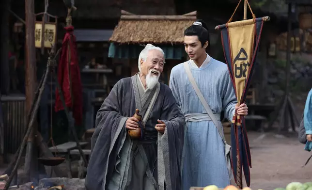 內地男演員侯桐江飾演宋威龍的師父。