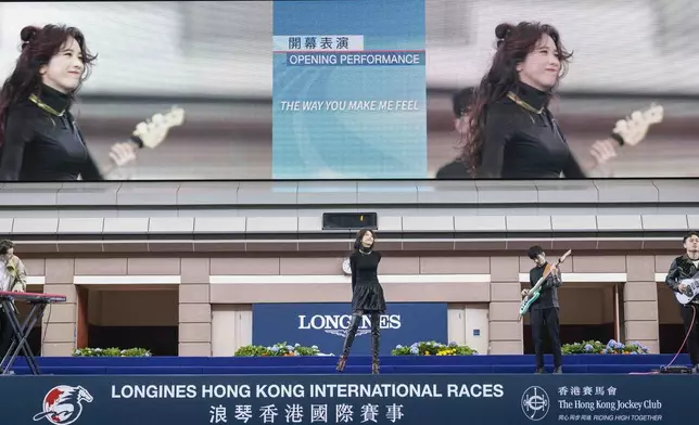 莫文蔚為《浪琴香港國際賽事》擔任開幕表演嘉賓。