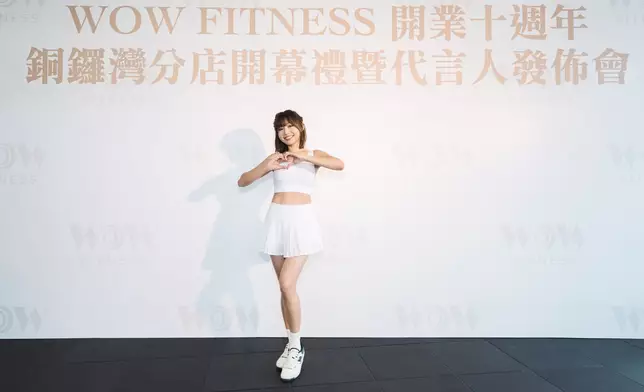 Miko以全白運動服造型現身，散發健康性感。