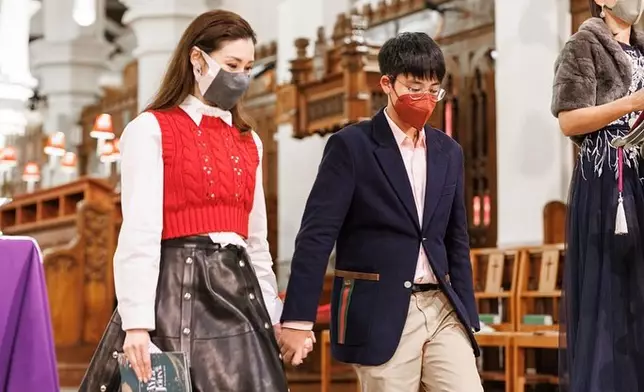 早前李嘉欣與仔仔手拖手到教堂