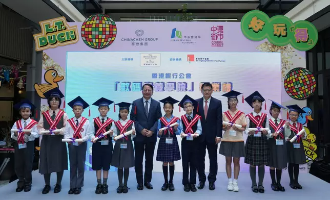 「數碼素養學院」的學生代表上台領取畢業證書，與政務司司長陳國基（左六）及香港銀行公會主席、中銀香港副董事長兼總裁孫煜（右五）合照。