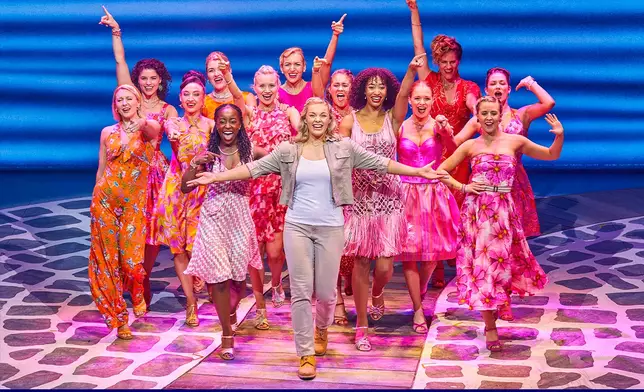 音樂劇講述待嫁少女Sophie在婚禮前夕，展開尋找生父計劃，想讓父親牽着她旳手走進婚禮現場。