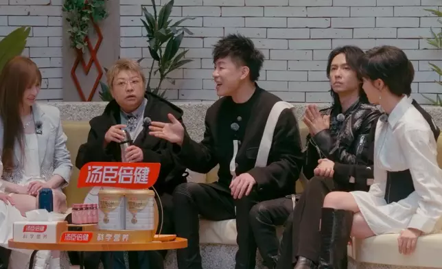 韓紅（左一）及胡彥斌（左三）用上海話唱《上海灘》，令後台爆笑。