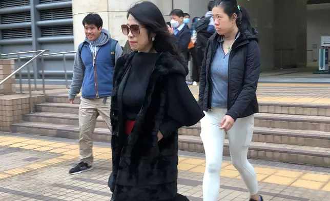 黎智英太太李韻琴（中）與兒子黎順恩(左後)及女兒（右後）離開。《巴士的報》記者攝