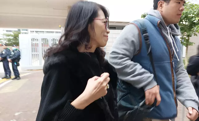 黎智英太太李韻琴及幼子黎順恩(右)大約一點左右離開法院，未有回應記者提問。《巴士的報》記者攝