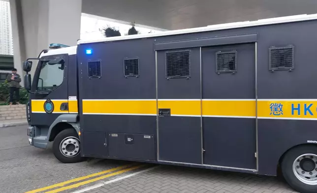 載有黎智英的囚車離開法院。《巴士的報》記者攝