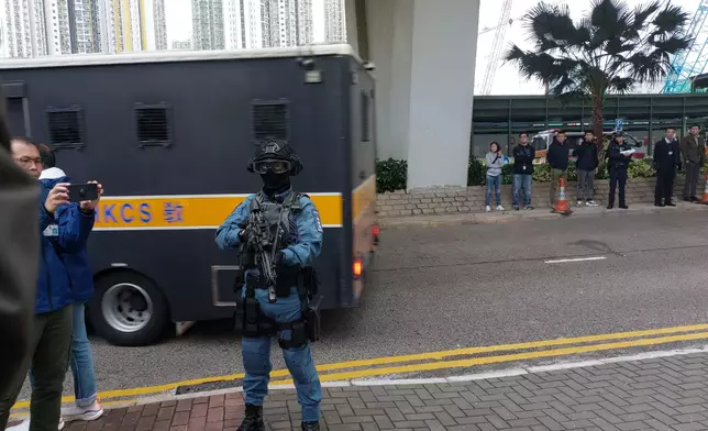 載有黎智英的囚車離開法院。《巴士的報》記者攝