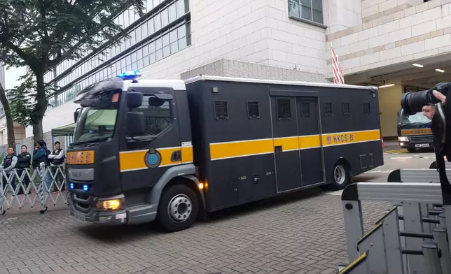 載有黎智英的囚車離開法院。《巴士的報》記者攝