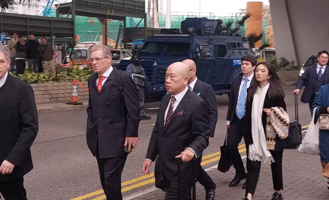 律師團隊離開，左三為資深大律師彭耀鴻。《巴士的報》記者攝