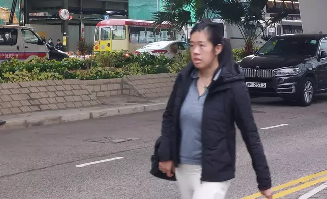 黎智英女兒離開。《巴士的報》記者攝