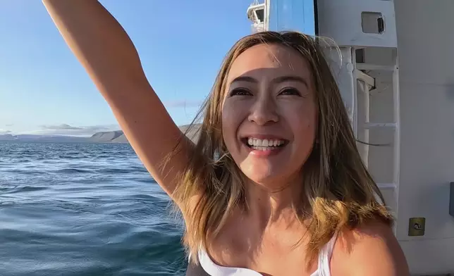 Christy在海中心體驗跳船快感，一個字「爽」。