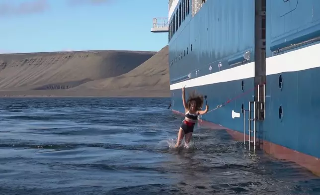Christy在海中心體驗跳船快感，一個字「爽」。