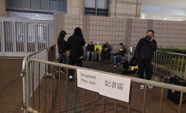 多間傳媒機構在開庭前一晚，就派員到法院外輪候。巴士的報記者攝