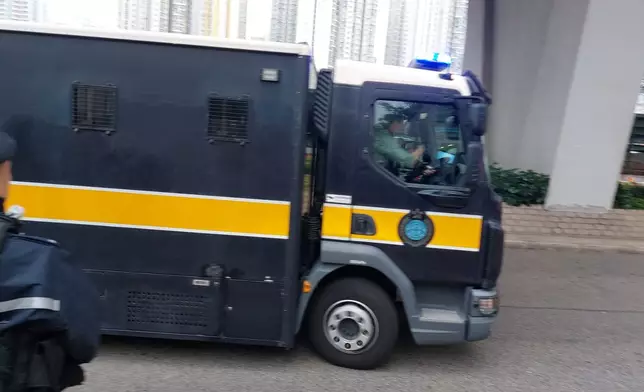 押送黎智英的囚車到達法院外。巴士的報記者攝